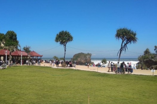 Pantai Ngerawe – Pantai Sadranan – Pinus Pengger – Oleh Oleh